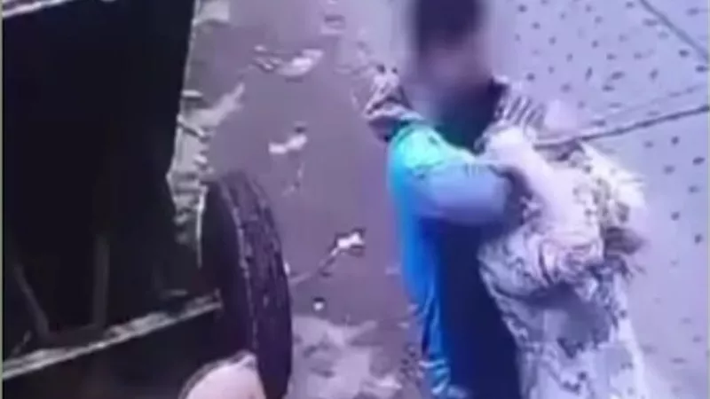 فيديو قديم من 2024.. كشف حقيقة التعدي على سيدة بالضرب في البحيرة