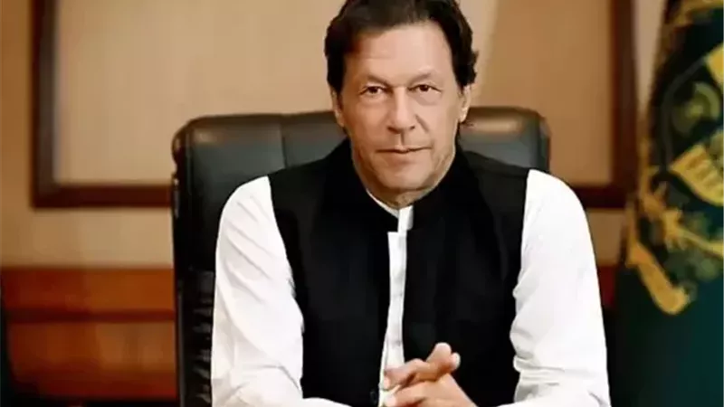 وسط مخاوف أنصاره.. نقل عمران خان صاحب الـ73 عاماً للمستشفى