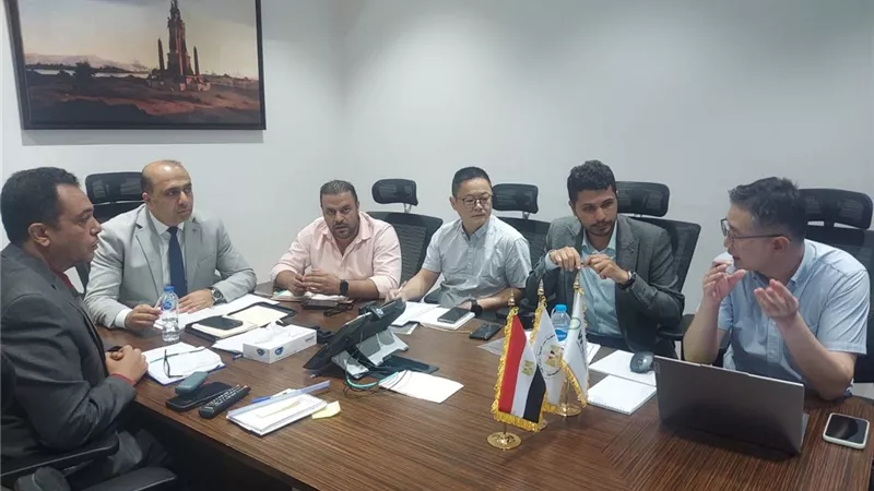 رئيس جهاز المخلفات يبحث مع شركة صينية تطوير منظومة تشغيل المدافن الصحية
