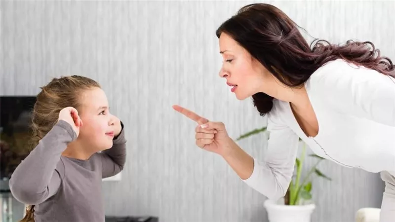 تربية بلا تجريح.. كلمات قاسية يجب تجنبها عند التعامل مع أخطاء الأطفال