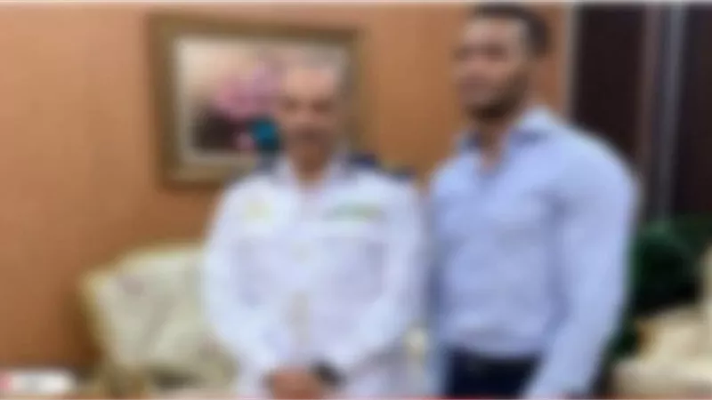 حقيقة صورة محمد رمضان مع ضابط المرور.. الداخلية تكشف سر إعادة تداولها