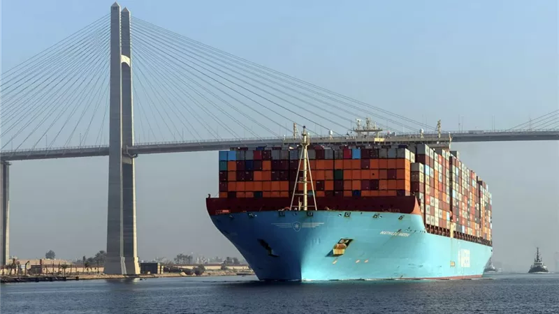 بحمولة 190 ألف طن.. قناة السويس تشهد عبور سفينة الحاويات BANGKOK MAERSK 