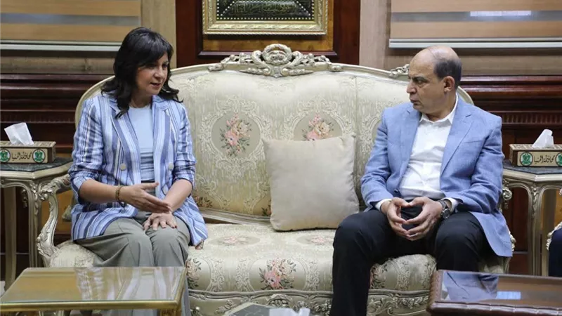 محافظ المنيا والسفيرة نبيلة مكرم يتفقدان قافلة التحالف الوطني بإدقاق المسك