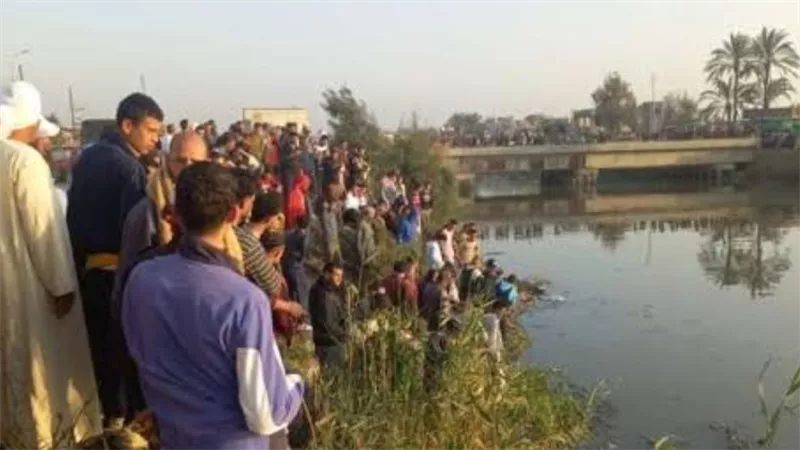 مصرع طفل غرقًا أثناء تنظيف توك توك في البحر اليوسفي ببني سويف 