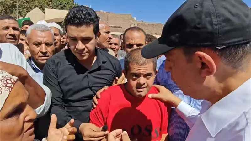 خلال قافلة «إيد واحدة».. محافظ المنيا يلتقي أهالي إدقاق المسك ويستجيب لطلباتهم