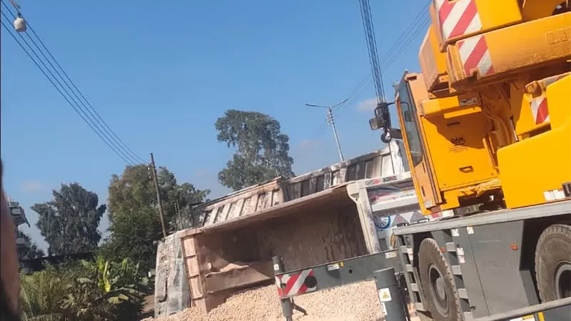 محافظ الدقهلية يوجه بسرعة رفع سيارة نقل تعطلت بطريق المنصورة شربين