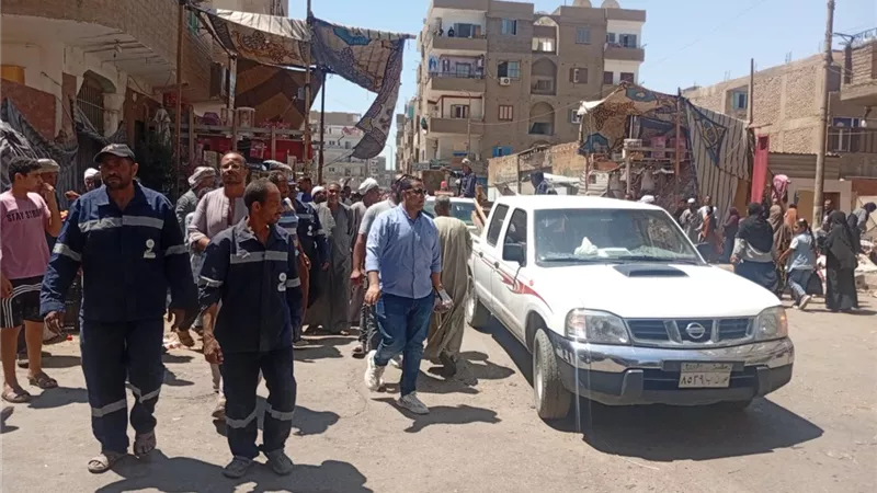 تحرير 45 محضرًا ورفع 15 حالة إشغال خلال حملة مكثفة لضبط الشارع بقنا