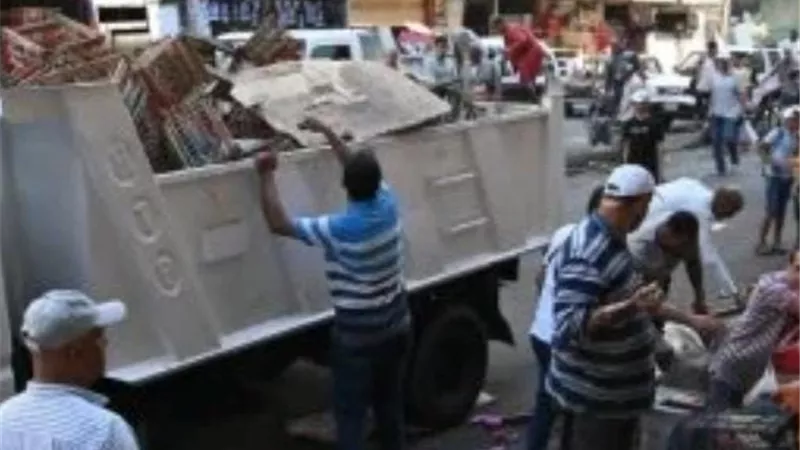 حملات مكثفة لضبط الشوارع وإزالة الإشغالات والتعديات بمدينة دمنهور