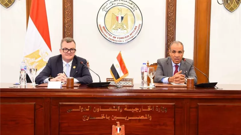 وزير الخارجية يستقبل وزير التخطيط والتنمية الاقتصادية ويعقدان لقاء مع السفراء المنقولين للخارج