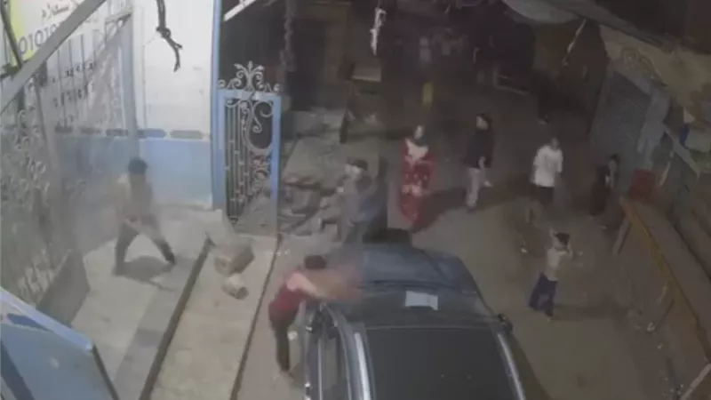 مشاجرة عنيفة بين الجيران في سنورس بالفيوم تكسير سيارة ومحاولة اقتحام منزل