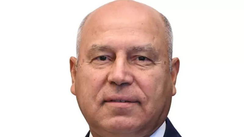 احذروا صفحات تنتحل صفة كامل الوزير.. النقل تكشف الحقيقة وتحرك قانوني مرتقب