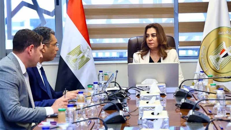 منال عوض تبحث مع محافظ البحر الأحمر تسريع تنفيذ المشروعات الخدمية والتنموية