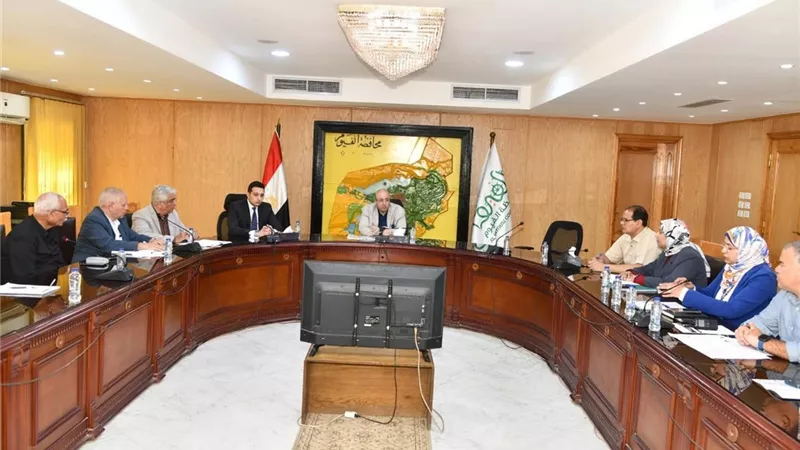 محافظ الفيوم يتابع تنفيذ مشروع إعادة تأهيل محطة الصرف الصناعي بكوم أوشيم