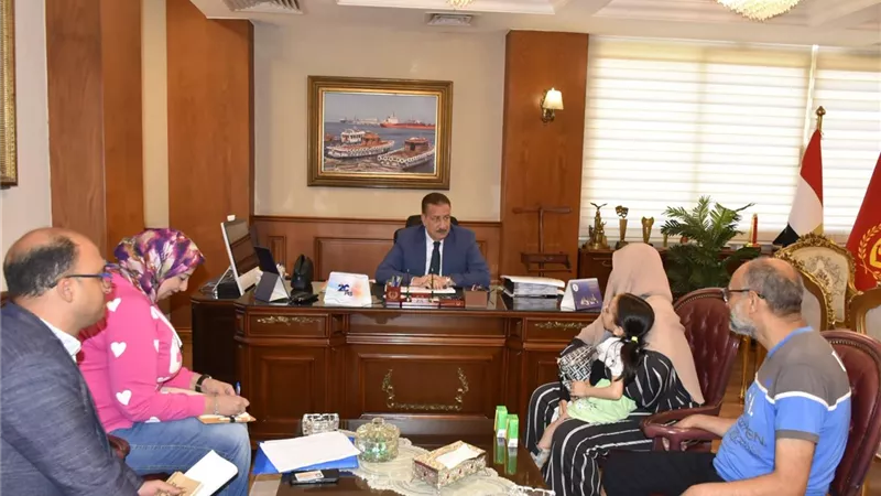 استجابة لـ تفصيلة .. محافظ بورسعيد يستقبل الطفلة فريدة المصابة بشلل دماغي ويوجه بعلاجها