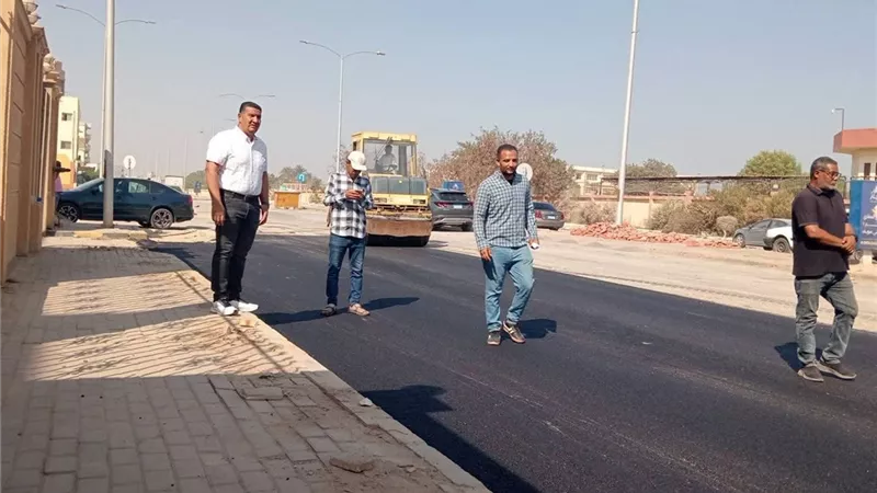 رئيس جهاز بني سويف الجديدة يتابع صيانة الطرق والمحاور الرئيسية بالمدينة