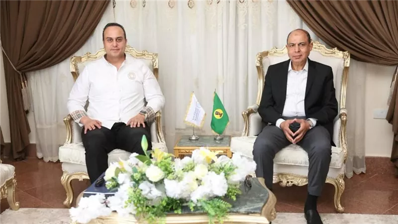 محافظ المنيا ورئيس الرعاية الصحية يبحثان مستجدات التشغيل التجريبي للتأمين الصحي الشامل