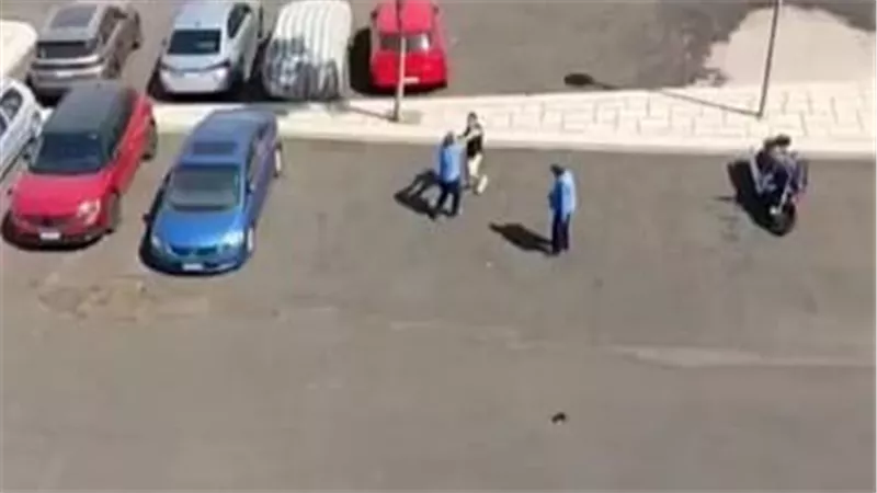 بعد الفيديو.. ضبط شاب لتعديه على أفراد أمن داخل مجمع سكني بالتجمع الأول