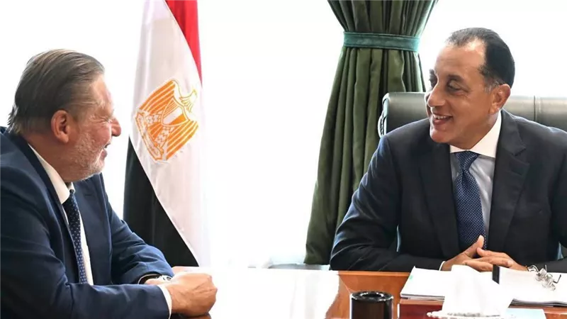 رئيس الوزراء يتابع مع محافظ البنك المركزي الملفات الاقتصادية