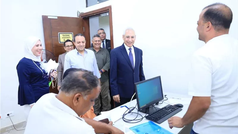 رئيس جامعة المنيا الأهلية يتابع انتظام إجراءات استلام أوراق المقبولين بالمرحلة الأولى