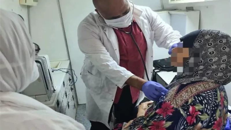 قافلة طبية تصل قرية النجيلة بكوم حمادة.. كشف وعلاج وتحاليل وأشعة بالمجان