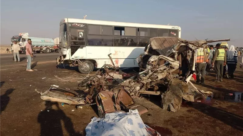 مصرع 9 أشخاص وإصابة 8 آخرين في تصادم مروع بين 3 مركبات بمحور الضبعة