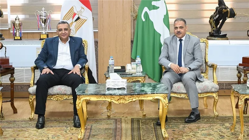 محافظ الشرقية يبحث طرق استغلال الأراضي الناتجة عن أعمال تغطية مجاري الري والصرف