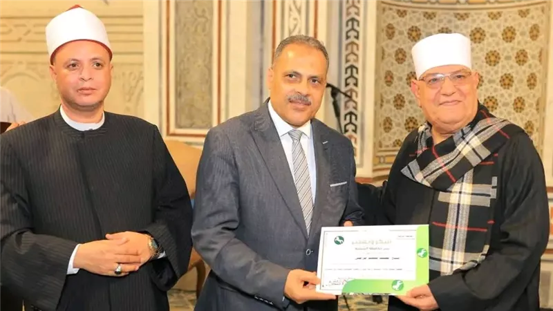 محافظ الشرقية والأوقاف يكرمان وكيل الطرق الصوفية تقديرًا لجهوده في العمل المجتمعي 