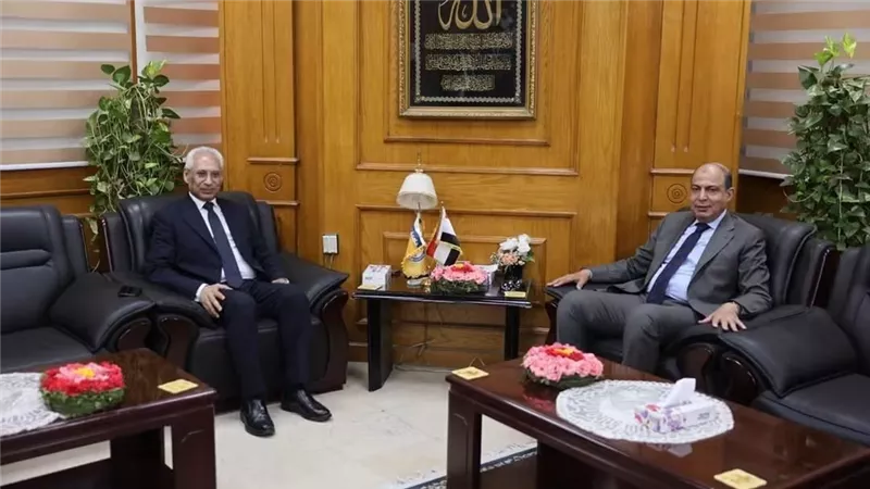 محافظ المنيا ورئيس الجامعة يبحثان سبل دعم المشروعات الخدمية والتنموية