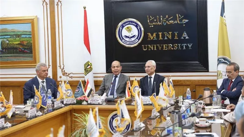في اجتماع مجلس الجامعة.. محافظ المنيا يبحث دعم التنمية والاستعداد لسوق العمل