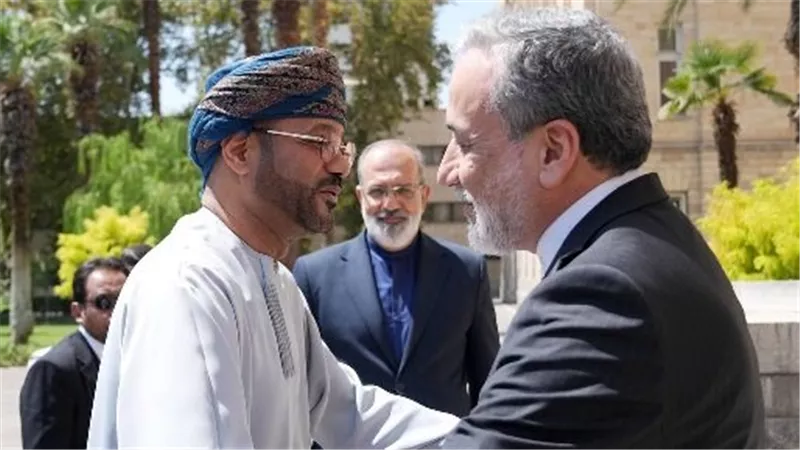 إيران وعمان تتفقان على إنشاء ممر مشترك مؤقت للشحن عبر مضيق هرمز