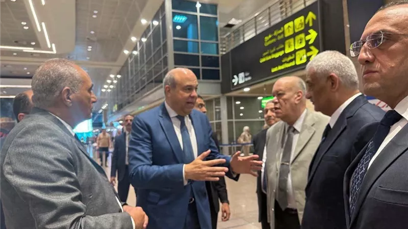 وزير الطيران المدني يتفقد مطار القاهرة الدولي ويتابع مستوى الخدمات