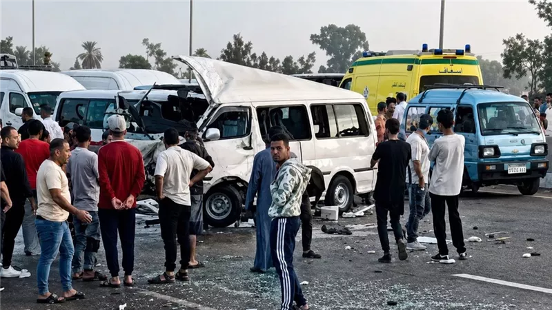 15 مصابًا في تصادم مروع أمام بوابة الاستثمار بالإسماعيلية.. والدفع بسيارات الإسعاف