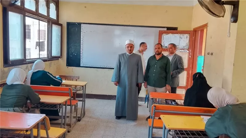 رئيس مركزية الإسماعيلية يتفقد لجنة الدور الثاني للثانوية الأزهرية بالتل الكبير.. صور 