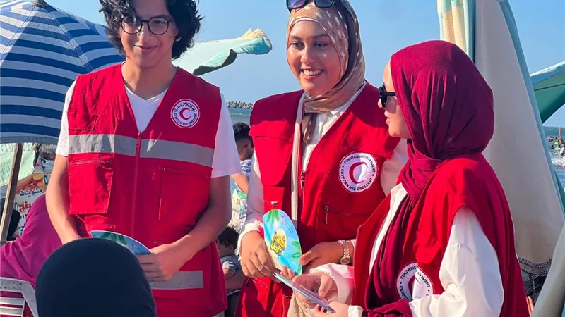 «صيفك آمن» على الشواطئ.. فرق الهلال الأحمر تكثف التوعية والإسعافات الأولية للمصطافين