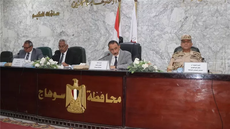 محافظ سوهاج يناقش التوسع في إقامة المعارض المدرسية والسلعية للتخفيف عن كاهل المواطنين