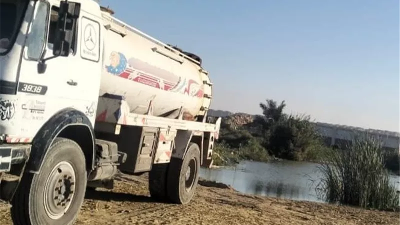 ضبط سيارة تلقي مخلفات سائلة خطرة في بحيرة مريوط.. وإحالتها للنيابة