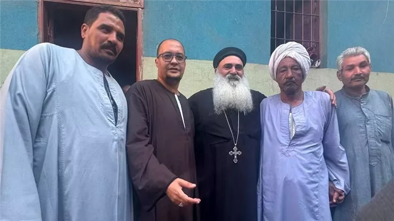 مصر المحبة.. راعي كنيسة يشارك المسلمين في احتفالات المولد النبوي الشريف في قنا
