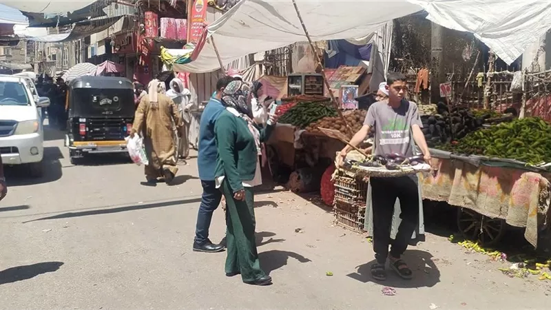 استمرار حملات رفع الإشغالات بشارع عبدالمنعم رياض في المراغة