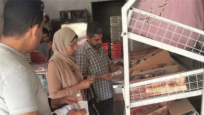 إعدام 160 كيلو أغذية فاسدة خلال حملات على المنشآت الغذائية بالإسماعيلية.. صور 