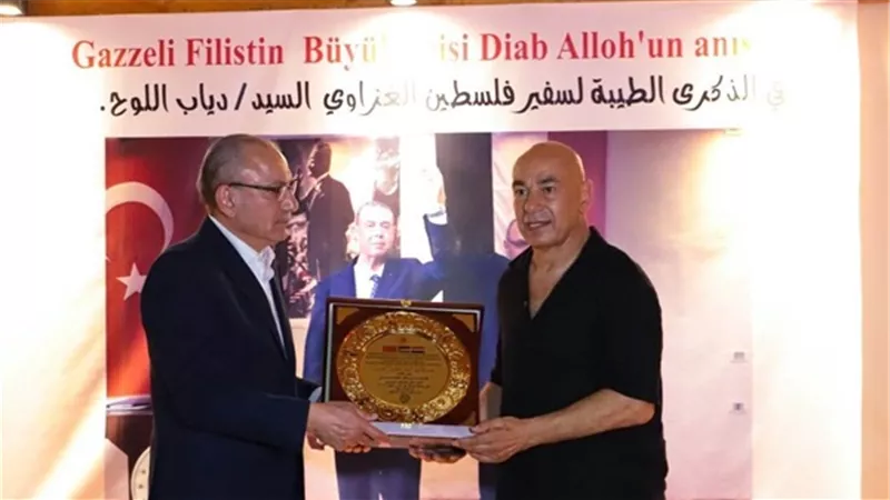 السفير التركي بالقاهرة يكرم حسام حسن لموقفه الداعم لفلسطين
