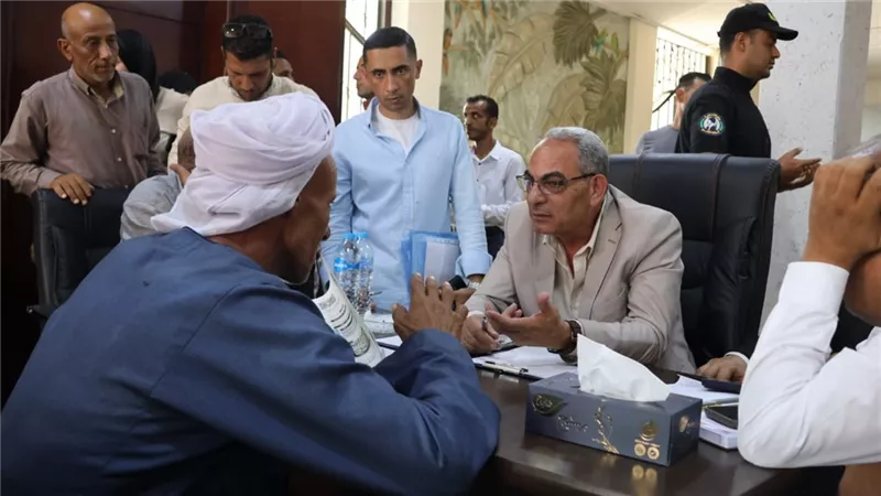 محافظ الإسماعيلية يوجه بصرف إعانات عاجلة للحالات الحرجة والإنسانية 