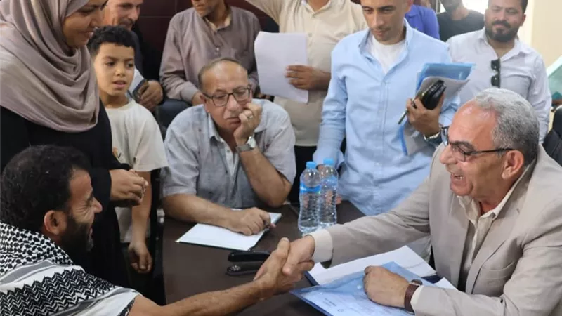 محافظ الإسماعيلية يعاين حل مشكلات المواطنين بقرية كسفريت بفايد 