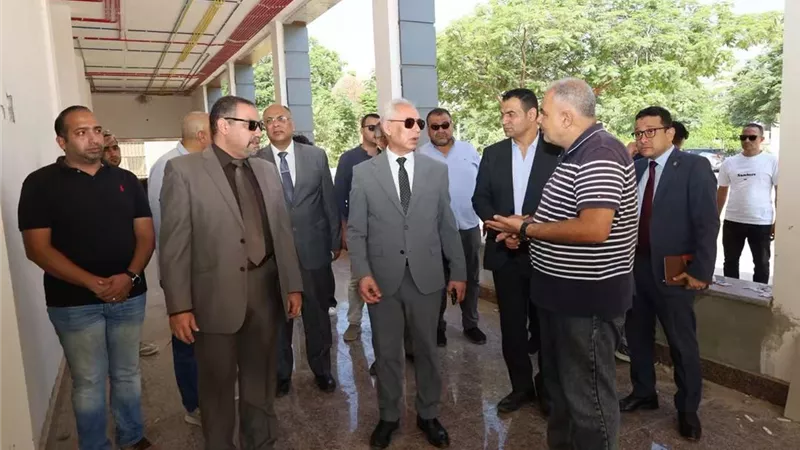 استعدادًا للافتتاح الرسمي.. رئيس جامعة المنيا يتفقد حديقة أعضاء هيئة التدريس ومنفذ المنتجات