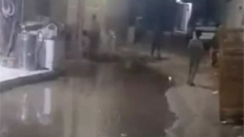 كسر مفاجئ بخط الصرف الصحي يغرق شارع السوق في كفر محفوظ بالفيوم