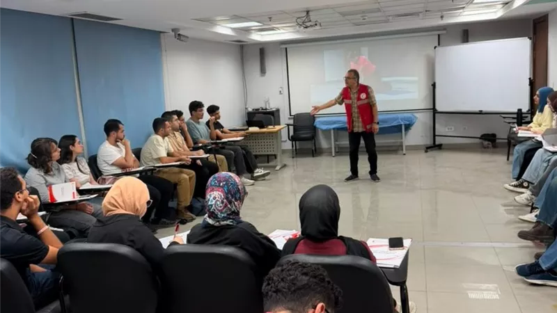 الهلال الأحمر يدرب طلاب طب عين شمس على إنقاذ المصابين في الطوارئ