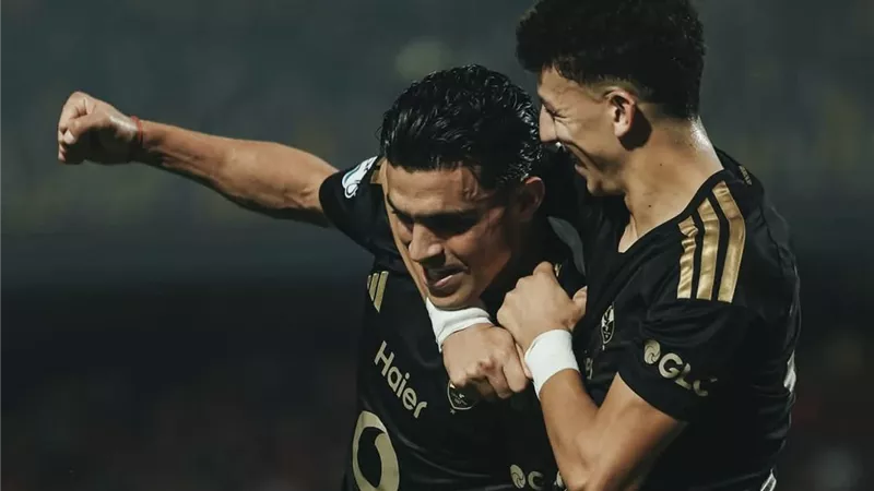 الأهلي يتقدم على زد بهدف في الشوط الأول 