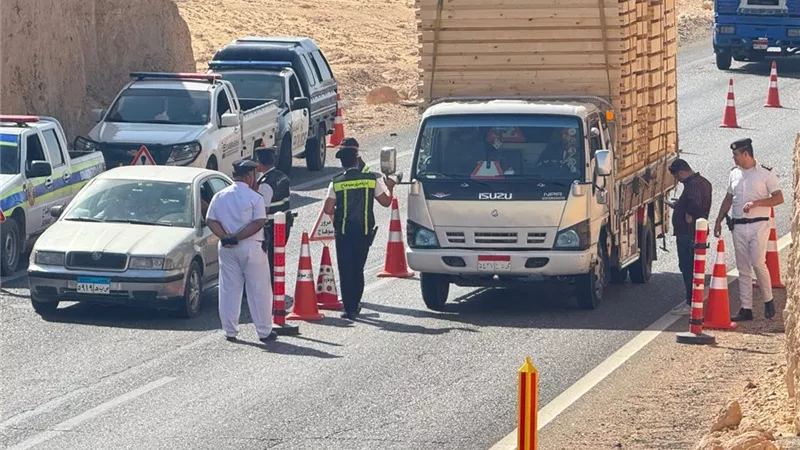 حملات مرورية مكثفة لرصد المخالفات بالطريق الصحراوي الغربي بسوهاج