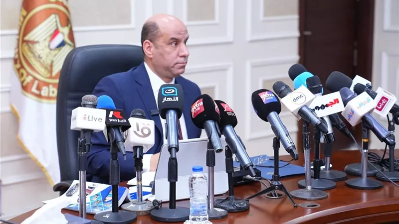 وزير العمل يعلن قواعد جديدة لتنظيم العمل بالقطاع الخاص.. تفاصيل مهمة