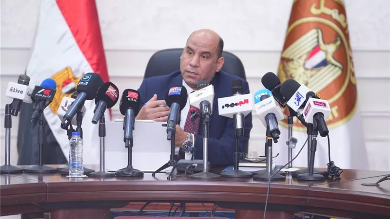 وزير العمل: لوائح بعض الشركات كانت تُكتب في غرف مغلقة.. وهذه أسباب القواعد الجديدة