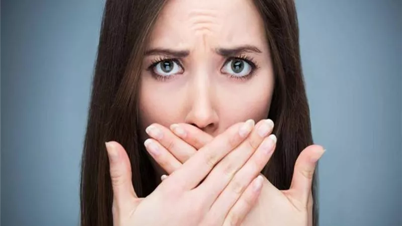 رائحة الفم الصباحية تزعجك.. أسباب خفية وطرق بسيطة للتخلص منها